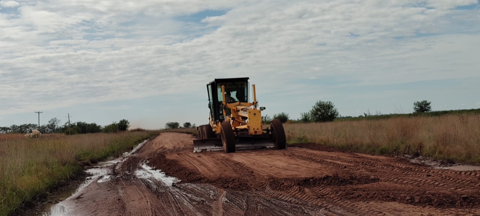 CONTINÚAN LOS TRABAJOS DE RECONSTRUCCIÓN DE CAMINOS